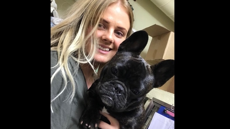 Loren in Auckland back image